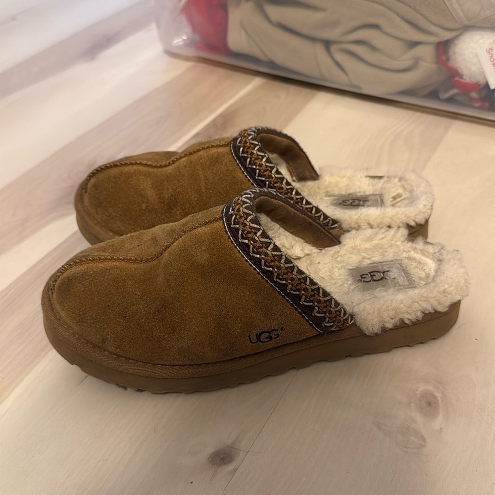 Great condition chestnut ugg Tasman slippers!